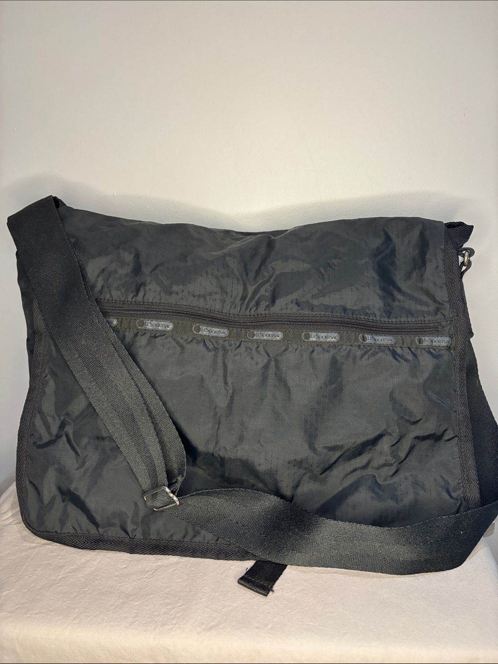 Lesportsac Black Nylon Messenger Crossbody Bag